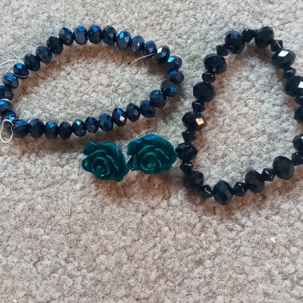 Green rose earrings & 2 black bracelets